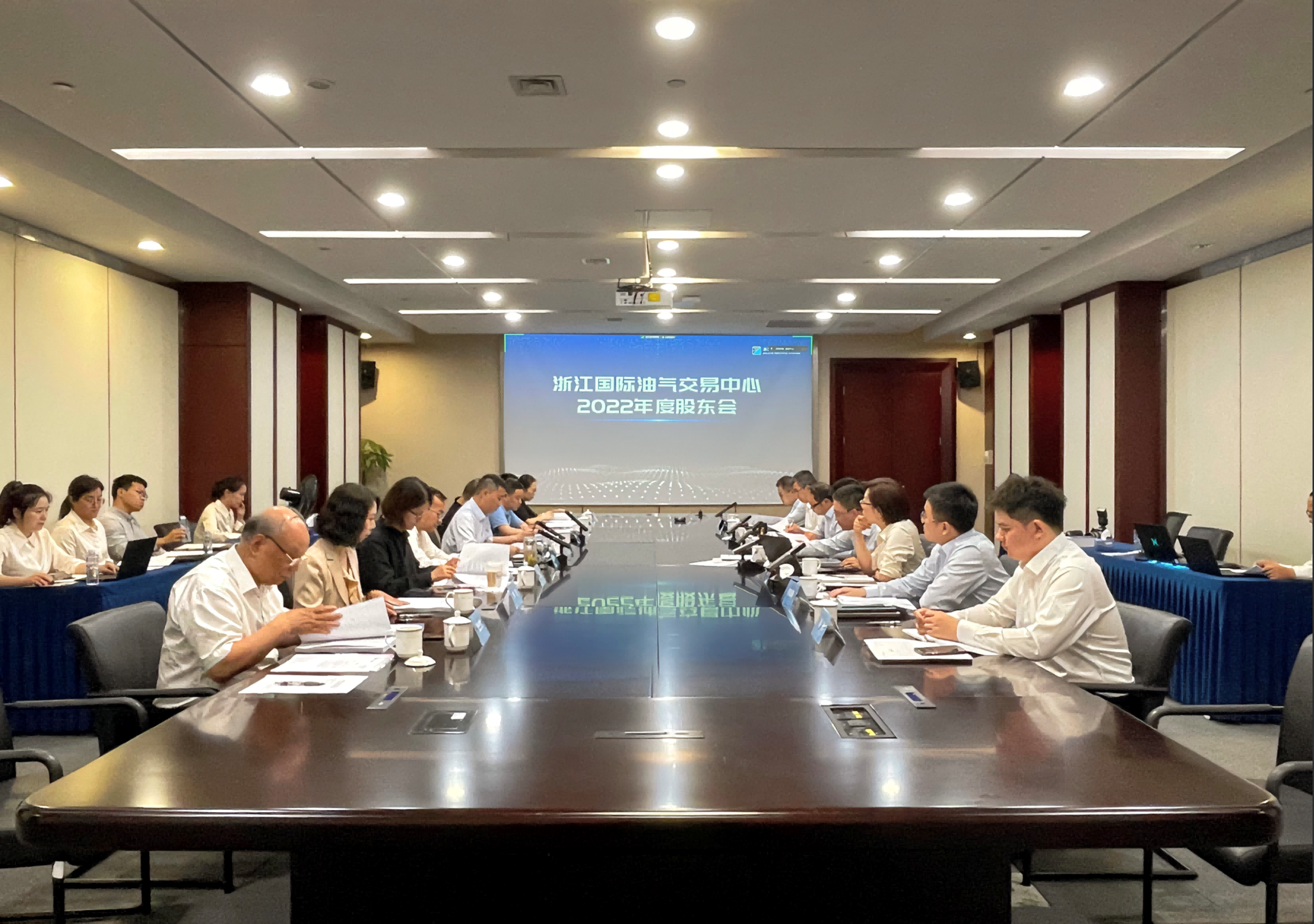 股东会合照(1).png